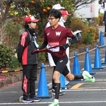 アシックスのシューズを履いて走る早稲田大５区の工藤慎作選手＝２日、神奈川県小田原市