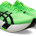 アシックスのランニングシューズ「メタスピードエッジトウキョウ」（同社提供）