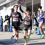 箱根駅伝７区で区間賞に輝いた国学院大の高山豪起選手（右）＝３日、神奈川県小田原市