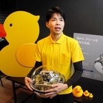 大阪・関西万博に出展した浮体式波力発電の球体型模型を手に、成果を語るイエローダックの中山繁生さん＝加古川市尾上町養田