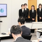 若年層の口座獲得に向けた具体策を発表する武庫川女子大の学生たち＝神戸市中央区多聞通２