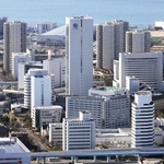 「神戸ファッションタウン」で、ひときわ背の高いワールドの本社ビル＝２０２２年１月、神戸市中央区港島中町６