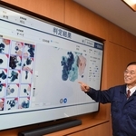 製品化を目指す「がん細胞診断支援システム」を説明するブレインの神戸壽会長。細胞の画像から、ＡＩで悪性度を判定する＝西脇市鹿野町