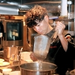 大阪・関西万博で好評を博したケンミン食品のグルテンフリーラーメン。共同開発に尽力した大西益央さん＝神戸市中央区海岸通５