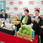 「淡路島産ハクサイを入れてカレーとシチューを食べよう」と呼びかける、ハウス食品とＪＡグループの関係者ら＝神戸市中央区海岸通