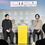 オニツカタイガーのコラボ靴について語る山下智久さん（右）とアシックスの庄田良二オニツカタイガーカンパニー長＝鳥取県境港市渡町