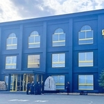 ブランドを象徴する黒と黄色に彩られた「オニツカイノベーティブファクトリー」＝鳥取県境港市渡町