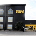 ブランドを象徴する黒と黄色に彩られた「オニツカイノベーティブファクトリー」＝鳥取県境港市渡町