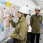 日銀神戸支店の訓練で、職員の安否状況などを書き込んでいく職員＝神戸市中央区京町