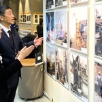 復旧作業の写真に見入るＮＴＴ西日本の西村宜子兵庫支店長（左）と関西電力送配電の松本真也神戸本部長＝神戸市中央区海岸通