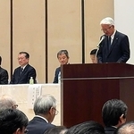 兵庫県内の大阪湾岸エリアの高速道路建設促進に向け、あいさつする神戸商工会議所の川崎博也会頭＝神戸市中央区港島中町６