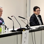 関西３空港懇談会後の会見で、２０３０年４月に国際定期便就航を目指す方針を説明する山谷佳之関西エアポート社長（右）＝１８日午後、大阪市北区中之島６