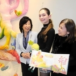 ウクライナ出身のバレリーナ、イザベラさん（中央）を囲む伊藤紀美子さん（左）と萩原千恵子さん＝神戸市中央区山本通１