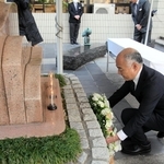 鎮魂碑に献花するコープこうべの馬場一郎理事長＝１７日午前、神戸市東灘区田中町５、コープこうべ生活文化センター