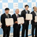 神戸市などと連携協定を結んだ（左から）アイパークインスティチュートの藤本利夫社長や三菱商事の佐藤聡常務執行役員ら＝神戸市役所