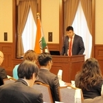 インドの経済成長や事業環境などが説明されたビジネスセミナー＝神戸市中央区、兵庫県公館