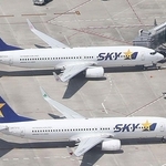 神戸空港に並ぶスカイマークの旅客機＝２０２０年８月、神戸空港