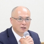 記者会見する住友ゴム工業の新社長に内定した国安恭彰取締役常務執行役員（同社提供）