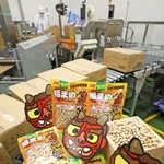 節分に向け、出荷作業が続く福豆＝22日午前、神戸市長田区神楽町２、吉田ピーナツ食品（撮影・丸山桃奈）