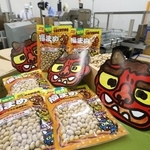 節分に向け、出荷作業が続く福豆＝22日午前、神戸市長田区神楽町２、吉田ピーナツ食品（撮影・丸山桃奈）