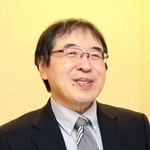 インタビューに応じる神戸大経済経営研究所の家森信善教授＝神戸市中央区港島中町６