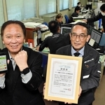 「ブライト５００」に認定された姫路ハウスサービスの西田俊一社長（左）と野々村眞吾常務＝姫路市南条１