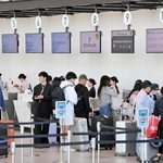 国際チャーター便の出発客でにぎわう神戸空港の第２ターミナルビル＝神戸市中央区