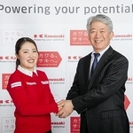 スポンサー契約を結んだ古江彩佳選手（左）と握手する川崎重工業の橋本康彦社長（同社提供）