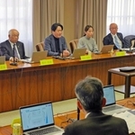 工場用地の確保策などについて意見を交わす「ひょうご経済・雇用戦略推進会議」のメンバーら＝兵庫県庁