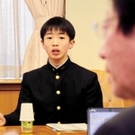 「高校生ビジネスプラン・グランプリ」で審査員特別賞に輝き、久元喜造神戸市長にプランを説明する黒阪航平さん＝神戸市役所