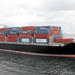 自動運航での離着岸を公開したコンテナ船「げんぶ」＝神戸港