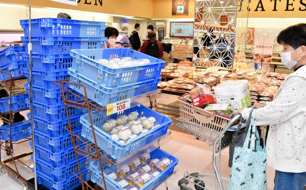 長引く物価高、消費は二極化 低価格店が人気、百貨店は高額品が好調