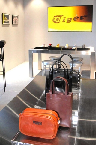 「オニツカイノベーティブファクトリー」内のストアで販売しているオニツカタイガーの商品＝鳥取県境港市渡町