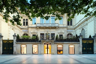 昨年７月にパリ・シャンゼリゼ通りにオープンしたオニツカタイガーの直営店（オニツカタイガー提供）