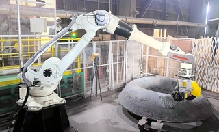 川崎重工業がカマハラ鋳鋼所に納入したロボットシステム＝高知県南国市（川崎重工業提供）
