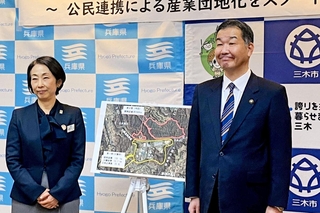 会見した県企業庁の梶本修子公営企業管理者（左）と三木市の仲田一彦市長＝兵庫県庁