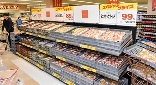 商品をケースごと陳列する「関西スーパーデイリーマート大開店」の売り場＝２０２５年１１月、神戸市兵庫区水木通７