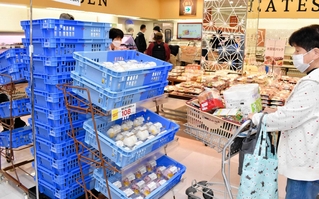 パック詰めされたおにぎりをケースごと陳列する「関西スーパーデイリーマート大開店」の売り場＝２０２５年１１月、神戸市兵庫区水木通７