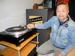 オープンファクトリーとして体験型観光を打ち出した仲川和志さん。レコード針の可能性を追求する＝兵庫県新温泉町芦屋、日本精機宝石工業