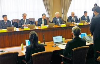 中小企業の賃上げなどについて話し合った兵庫県政労使会議＝県庁