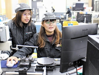 自動車部品の品質管理業務を担うス・ピエ・ポンさん（右）ら。外国人エンジニアは製造業に欠かせない＝兵庫県多可町中区高岸、田井鉄工Ｒ＆Ｄセンター