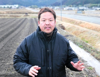 インタビューに応える兵庫県農業法人協会の原智宏会長＝丹波篠山市味間奥