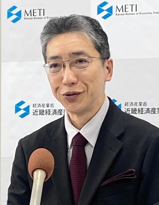 会見する武田家明・近畿経済産業局長＝大阪市中央区