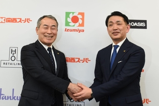 ４月１日付で関西フードマーケットの社長に就任する渡辺学氏（右）と、会長に就く林克弘氏＝大阪市北区