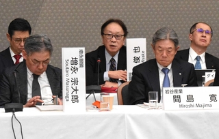 外国人材の受け入れを議論した第４分科会で発言する神戸製鋼所の三宅俊也顧問（後列中央）＝京都市左京区、国立京都国際会館