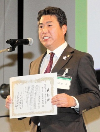 特別賞を受け、スピーチする小田垣商店の小田垣昇社長＝京都市左京区、国立京都国際会館