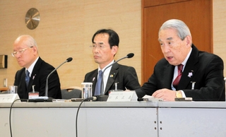 セミナーを終えて会見する（右から）関西経済連合会の松本正義会長、関西経済同友会の永井靖二代表幹事と三笠裕司代表幹事＝京都市左京区、国立京都国際会館