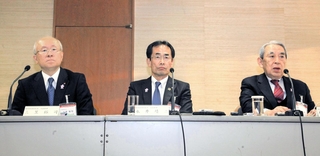 セミナーを終えて会見する（右から）関西経済連合会の松本正義会長、関西経済同友会の永井靖二代表幹事と三笠裕司代表幹事＝京都市左京区、国立京都国際会館