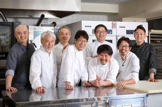 神戸、芦屋の洋菓子シェフでつくる「オリジンコウベ」の８人（神戸ポートピアホテル提供）
