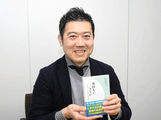新著について語るりそな総合研究所の荒木秀之主席研究員＝大阪市北区天神橋２